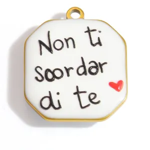 Primo piano di un ciondolo a cuore in smalto bianco con testo italiano per gioielli DIY