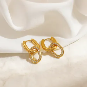 Dettaglio di orecchini a cerchio in acciaio inossidabile placcato oro 18K con cristalli.