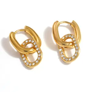 Vista dettagliata di orecchini a cerchio a U placcati in oro 18k con pavé di cristalli