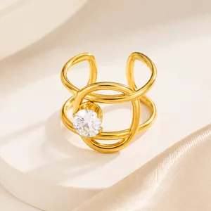 Vista detallada de un elegante anillo de acero dorado con una gran piedra de circón