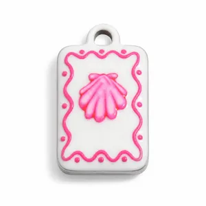 Vista detallada de un colgante de esmalte con concha rosa sobre acero inoxidable pulido