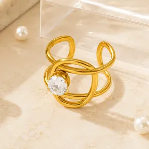 Primer plano de un anillo de acero inoxidable dorado con una gran circonita brillante