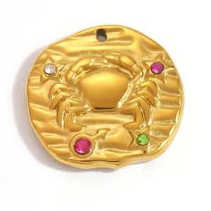 Détail du pendentif signe du zodiaque cancer en acier inoxydable plaqué or 18 carats