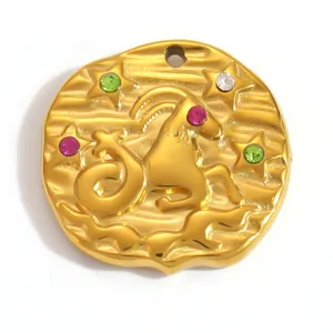 Détail du pendentif zodiaque Capricorne en acier inoxydable plaqué or 18k avec strass colorés