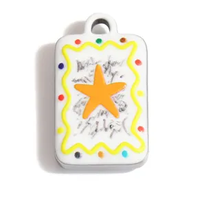 Detalle del colgante de acero inoxidable blanco con estrella de mar naranja