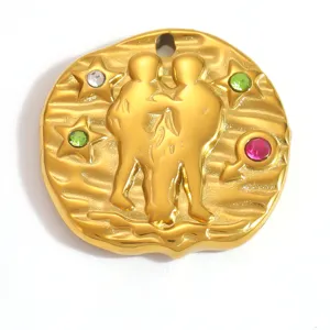 Vue détaillée d'un pendentif signe Gémeaux plaqué or 18 carats avec cristaux colorés