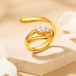 Primer plano de un anillo abierto de acero inoxidable con una circonita de corte marquesa