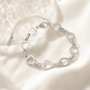 Vue détaillée des maillons creux en forme de cœur sur ce bracelet en acier inoxydable