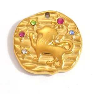 Vue détaillée d'un pendentif signe Lion plaqué or avec strass colorés incrustés