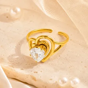 Primer plano de un anillo de acero inoxidable dorado con una gran circonita en corazón