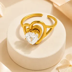 Primer plano de un anillo de corazón de acero inoxidable dorado con circón grande