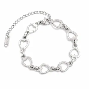 Vue détaillée d'un bracelet à maillons en forme de cœur en acier inoxydable