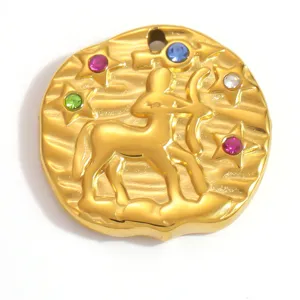 Détail en gros plan d'un pendentif Sagittaire en acier doré 18 carats avec strass