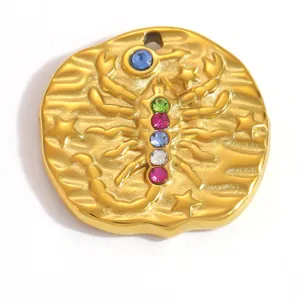 Gros plan détaillé du pendentif Scorpion plaqué or 18 carats orné de strass colorés