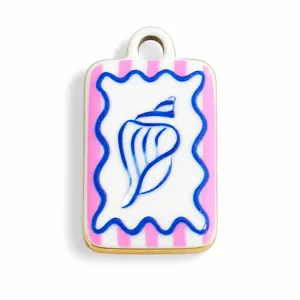 Primer plano detallado de un colgante de esmalte con concha marina y borde azul.