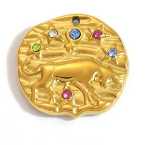 Gros plan du pendentif Taureau en acier inoxydable plaqué or 18k avec strass colorés