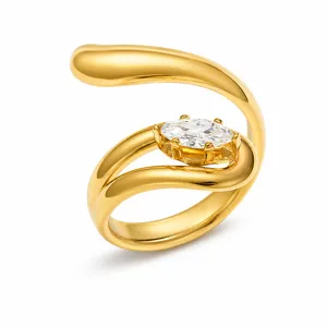 Detalle de un anillo de acero inoxidable bañado en oro con circón grande de corte marquesa.