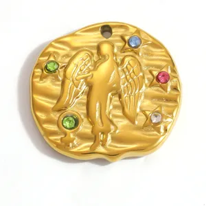 Vue détaillée du pendentif ange doré avec des strass colorés en acier inoxydable