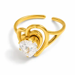 Primer plano de anillo de corazón de acero inoxidable dorado con una gran circonita.