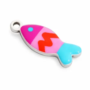 Vista detallada de dije de pez de esmalte colorido en acero para joyería DIY