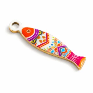 Vista detallada del colgante de pez esmaltado de colores con diseños finos