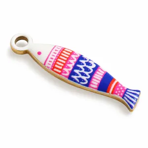 Primer plano de un colgante de pez de colores con patrones esmaltados para joyería DIY.