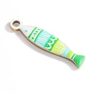 Primer plano de un colgante de pez esmaltado colorido para la creación de joyas DIY.