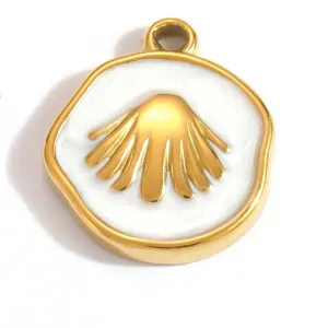 Nahaufnahme eines goldenen Muschelanhängers aus Edelstahl mit weißer Emaille für DIY
