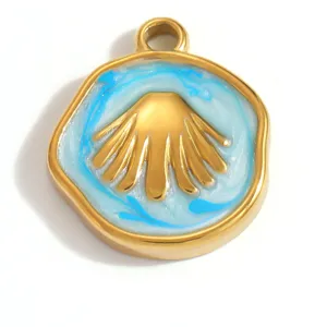 Detailansicht des goldenen Muschelanhängers aus Edelstahl mit blauem Emaille-Marmor