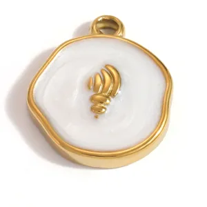 Makro-Detail eines goldfarbenen Edelstahl-Anhängers mit weißem Emaille für DIY-Schmuck