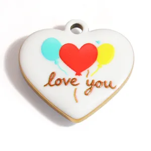 Primer plano del colgante de corazón de esmalte blanco con texto love you y los globos
