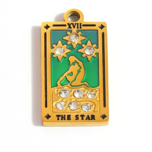 Detailopname van goudkleurige Tarotkaart-hanger De Ster met zirkonia en groen emaille