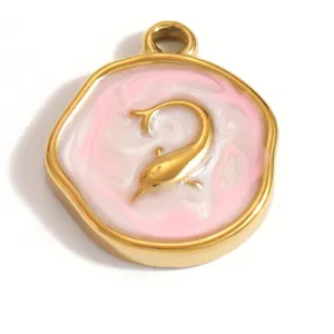 Detailansicht eines goldenen Edelstahl-Anhängers im Meeresstil mit rosa Delfin-Emailledesign