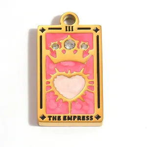 Detailweergave van de Keizerin Tarot-hanger met roze emaille en gouden afwerking