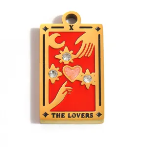 Detail van de Lovers tarot hanger met rood emaille en fonkelende kristallen.