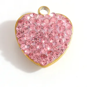 Detailaufnahme eines rosa herzförmigen Edelstahlanhängers mit glitzernden Strasssteinen.