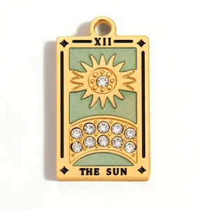 Detailopname van de Tarot De Zon hanger met fonkelende steentjes en groen emaille.
