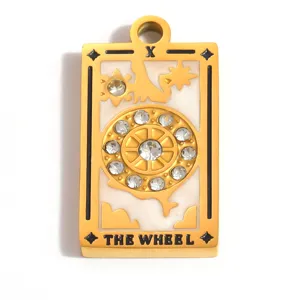 Detailopname van een vergulde roestvrijstalen tarot hanger met 'The Wheel' design