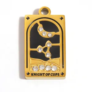 Detailweergave van vergulde roestvrijstalen Tarot-hanger Knight of Cups met kristallen