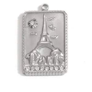 Detailansicht des silbernen Paris Eiffelturm Anhängers aus Edelstahl mit Strasssteinen