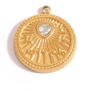 Detailansicht eines goldenen runden Edelstahlanhängers mit Herz-Kristall und Amour-Prägung.