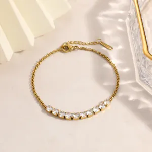 Detail eines 18 Karat vergoldeten Edelstahlarmbandes mit quadratischen Zirkonia