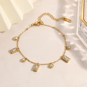 Detailansicht eines goldenen Edelstahlarmbands mit rechteckigen und runden Anhängern.