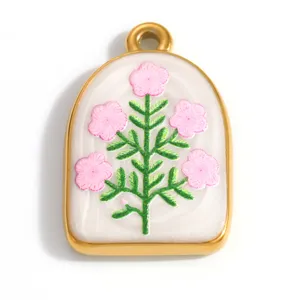Nahaufnahme des gewölbten Edelstahl-Anhängers mit rosa Blumen und grünem Stielmuster