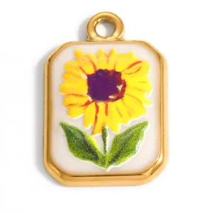 Detailansicht eines goldenen rechteckigen Edelstahl-Anhängers mit Sonnenblumenmotiv.