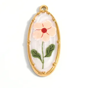 Nahaufnahme von Edelstahl-Oval-Anhänger mit rosa Blumenmuster