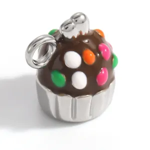 Detailansicht eines farbenfrohen Emaille-Cupcake-Anhängers aus poliertem Edelstahl.
