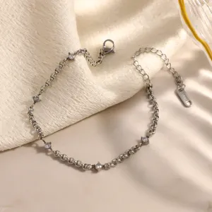 Dettaglio bracciale in acciaio inox con cristalli scintillanti e chiusura a moschettone.