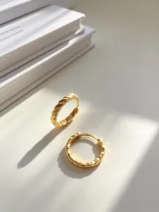 Eleganti orecchini a cerchio in argento S925 placcati oro con trama lucida al laser