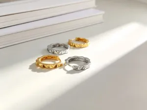 Vista dettagliata di orecchini a cerchio in argento S925 con motivi geometrici.